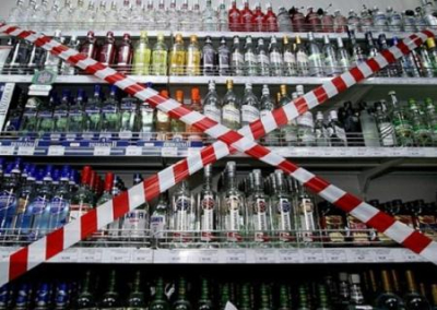 «Слуги народа» предлагают запретить продажу алкоголя и сигарет в супермаркетах