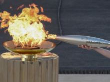 Олимпийский огонь в Париже в день открытия летних Игр пронесут трансвестит и мусорщик