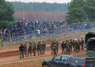 Украине приготовиться. Европа пытается свалить на Киев проблему мигрантов на  белорусско-польской границе