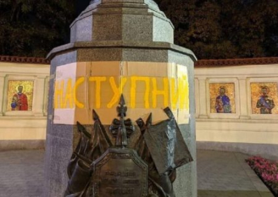В Одессе на памятнике Суворову написали «ты следующий»