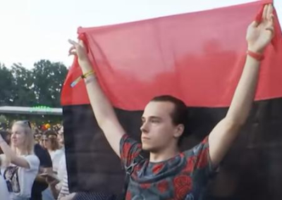Радикал одиночным пикетом с флагом УПА на концерте Меладзе завоевал путёвку на «Бандерштат»
