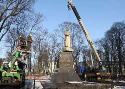 «Стучали, жгли, пилили»: в Киеве 4 часа сносили памятник Ватутину