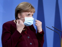 Ангела Меркель знала о проблемах с AstraZeneca, но молчала. Людям продолжали колоть сомнительный препарат