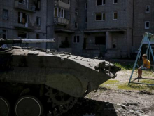 «Защитники грёбаные»: украинские каратели размещают военную технику в жилмассивах, возле домов и школ