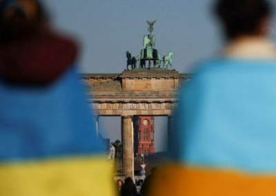 Берлин разрешил украинские флаги. Российские и советские остались под запретом