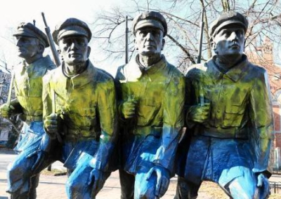 Украинские вандалы разукрасили польский памятник в цвета украинского флага