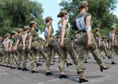 В Минобороны Украины затеяли дискуссию о ношении женщинами-военнослужащими каблуков на параде ко Дню независимости