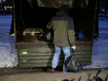 Российские военные раздают гуманитарную помощь в Харьковской области