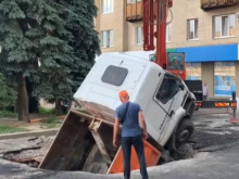 В центре Житомира грузовик провалился под асфальт