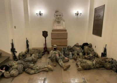 Солдат спит, служба идёт: Капитолий взят под круглосуточную охрану Нацгвардией США