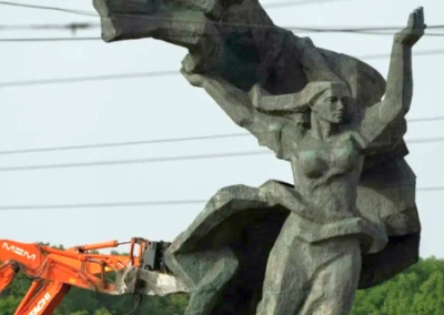 Монумент Освободителям Риги снесли вопреки решению ООН
