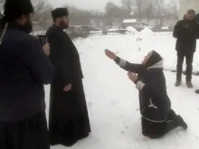 Украинка на коленях умоляла захватчиков храма УПЦ дать ей отпеть погибшего сына-ВСУшника