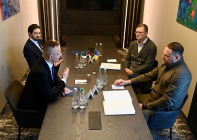 Сийярто попросил продолжить транзит нефти из России, Кулеба пригрозил обломать зубы. Как прошла встреча Украины и Венгрии?