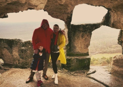 Семейство Песковых прогулялось по крымским пещерам. МИД Украины показательно негодует