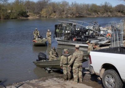 Национальная гвардия Техаса заблокировала работу федеральной пограничной службы на границе с Мексикой