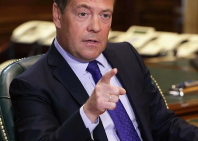 Медведев призвал не пускать предателей России обратно и жёстко поразить их в правах
