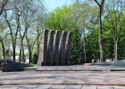 «Это дно»: в Кривом Роге осквернили братскую могилу солдат Великой Отечественной войны