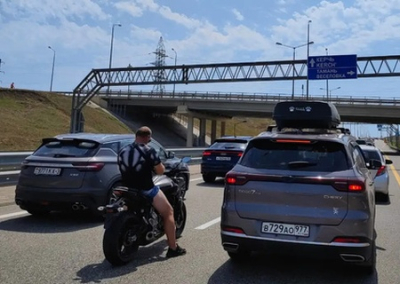 Перед Крымским мостом небывалая пробка в 20 км. Теперь даже ночью