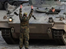 Бербок хочет поставлять танки Украине — немцы предлагают отправить её на фронт