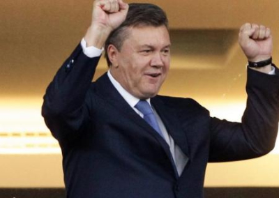 Янукович обжаловал отстранение от должности президента и требует отстранения «личного врага» — судьи Мазура