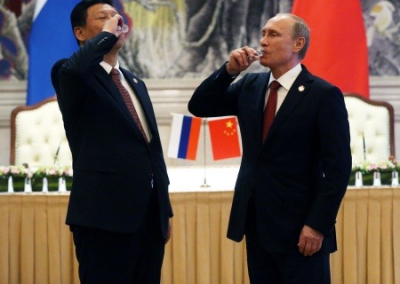 США своими руками роют себе могилу. Как Байден стал «крёстным отцом» альянса России и Китая