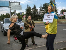 Донецкий Голливуд: Постановочное шоу с избиениями патриотки попало в доклад о российских преступлениях в Донбассе