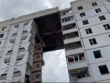 В Белгороде в результате прилёта обрушился подъезд в многоэтажке. Под завалами жильцы дома и спасатели