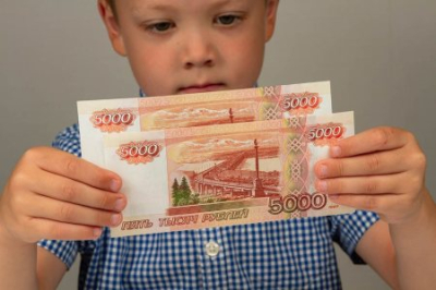 Путин назначил выплату 10 тыс. рублей родителям школьников на освобождённых территориях Украины