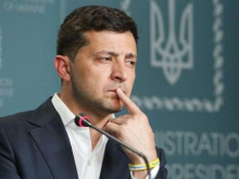 Год назад Зеленский обещал уйти в отставку, если война в Донбассе не закончится