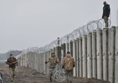 Украина отгораживается забором от Белоруссии