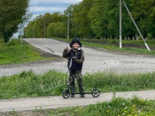 8-летний Лёша из Белгородской области ежедневно встречает колонну российских военных, чтобы порадовать ребят: «они же далеко от дома»