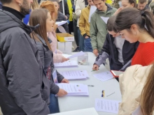 Украинцы в Варшаве на «референдуме» потребовали передачи посольства РФ в собственность Польши