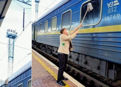 Купил швабру и помыл: иностранный пассажир самостоятельно мыл окно в украинском поезде