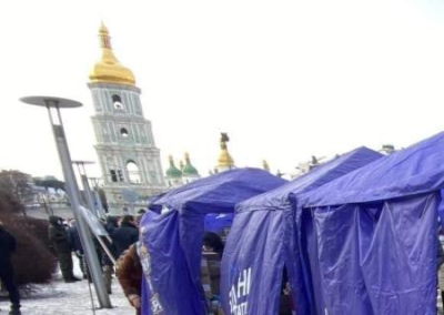 Под Печерским судом подрались сторонники Порошенко и силовики из-за палаток и бочек