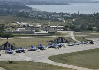 В Севастополе загорелся военный самолёт
