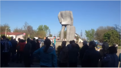 Под Одессой местные жители подрались с боевиками «Азова» из-за сноса памятника Ленину