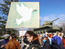 МВД РФ предостерегло россиян о последствиях участия в антивоенном митинге, прикрывающимся женщинами