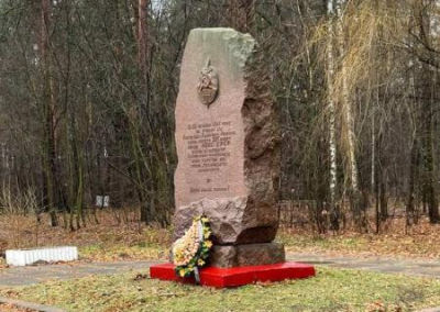 Под Киевом вандалы из «Гонора» снесли памятник погибшим чекистам