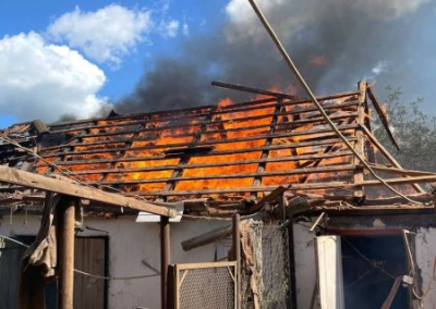 В Курской области горят жилые дома из-за попаданий нацистских снарядов