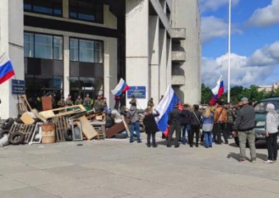Баррикады, триколоры: Деснянский район Киева «захватили» сепаратисты