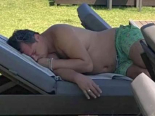 «Кто спит — тот не вредит». Глава МИД Украины Кулеба в рабочее время уснул на турецком пляже