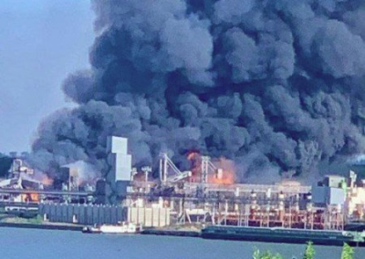 Ракетный удар нанесён по морскому порту Николаева. Склады с зерном горят до сих пор