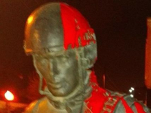 Московский студент облил краской крымский памятник «Вежливым людям»