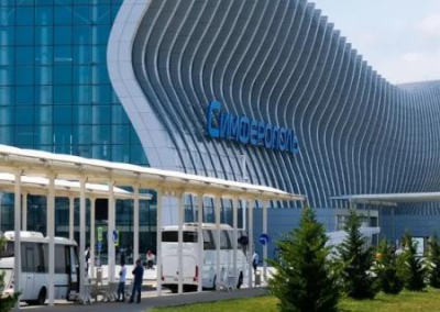 Нелегальные таксисты заблокировали аэропорт Симферополя. Полиция отказалась задерживать зачинщиков