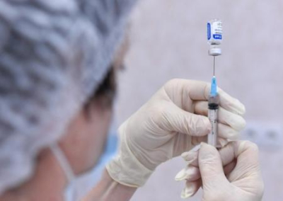 Роспотребнадзор: российские COVID-вакцины не опасны для репродуктивной функции