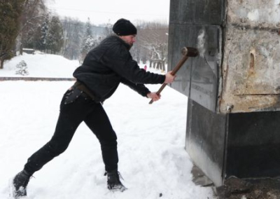 Нацисты снесли пятиметровый памятник Советскому солдату подо Львовом