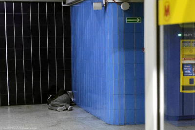 «Стекаются толпы бездомных, и проблема нарастает». Метро в столице Польши превращается в притон для бомжей