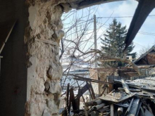В результате обстрелов территории ЛНР повреждены дома в Стаханове и Ирмино. Уже несколько дней обесточен АМК