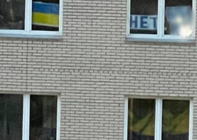 Жители Красноярска вывесили в окне украинский флаг — и пожалели об этом