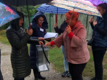 Под дождём, но с хорошим настроением: как голосует Донбасс